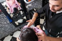 Homem marroquino trabalhando em seu cabeleireiro — Fotografia de Stock