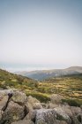 Paesaggio pittoresco di verde valle rocciosa nelle montagne di Guadarrama, Spagna — Foto stock