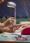 Жіночий манікюрний живопис нігтів клієнта в салоні краси — стокове фото