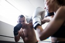 Boxpartner kämpfen in Turnhalle — Stockfoto