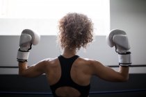 Cuerpo femenino fuerte con guantes de boxeo - foto de stock