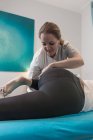 Therapeut macht Körperbehandlung zur Stimulierung von Körperproblemen im Massageraum — Stockfoto