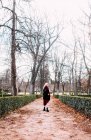 Молодая женщина в красном платье прогулка в парке — стоковое фото