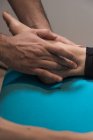 Nahaufnahme einer Therapeutin, die weibliche Hand massiert — Stockfoto