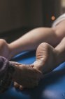 Terapeuta fazendo massagem reflexologia do pé em paciente do sexo feminino — Fotografia de Stock