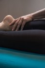 Terapeuta che fa il trattamento del corpo per stimolare i problemi del corpo nella sala massaggi — Foto stock