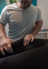Terapeuta facendo terapia alternativa trattamento del corpo per stimolare i tessuti del corpo in sala massaggi — Foto stock