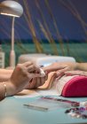 Manicure feminino fazendo manicure ao cliente no salão de beleza — Fotografia de Stock