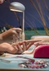 Maniküre-Frau lackiert Nägel des Kunden im Schönheitssalon — Stockfoto