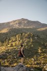 Junge Frau mit Rucksack genießt die Natur der Berge — Stockfoto