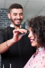 Marokkaner arbeitet beim Friseur — Stockfoto