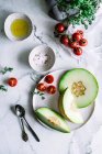 Fruta sana en el plato - foto de stock
