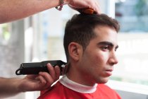 Мужчина из Марокко работает в парикмахерской — стоковое фото