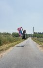 Uomo che salta con bandiera americana — Foto stock