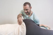 Terapeuta fazendo terapia alternativa tratamento corporal para estimular os tecidos do corpo na sala de massagem — Fotografia de Stock