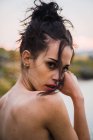 Sensuale donna nuda in natura, guardando in macchina fotografica — Foto stock