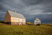 Casa de campo con techo de paja en el campo, Islandia - foto de stock