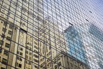 Отражение улицы на стеклянном фасаде здания башни, Нью-Йорк, США — стоковое фото