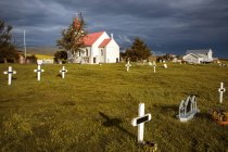 Friedhof in der Nähe des katholischen Tempels im Dorf, Island — Stockfoto
