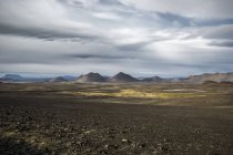 Живописный вид на трассу, проходящую между хребтом и озером Исландии — стоковое фото