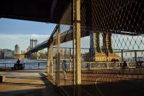 Campo de esportes sob Manhattan Bridge, Nova York, EUA — Fotografia de Stock