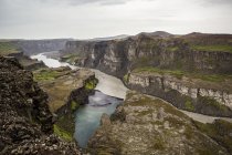 Vallée pittoresque avec falaises rocheuses et cours d'eau en Islande — Photo de stock