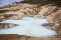 Estanque de montaña entre volcanes y géiseres, Islandia - foto de stock