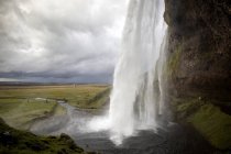 Cascata schizzi da scogliera di pietra, Islanda — Foto stock