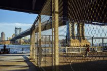 Campo de esportes sob Manhattan Bridge, Nova York, EUA — Fotografia de Stock