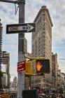 Пост и светофор в центре Нью-Йорка, США — стоковое фото