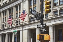 Wegweiser und Ampeln in der Innenstadt, New York, USA — Stockfoto