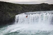 Persona en kayak en el agua del río de montaña, Islandia - foto de stock