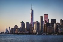Paysage urbain de New York illuminé au coucher du soleil, États-Unis — Photo de stock