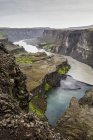 Vallée pittoresque avec falaises rocheuses et cours d'eau en Islande — Photo de stock