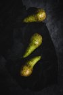 Свіжі зелені груші на чорній поверхні — стокове фото
