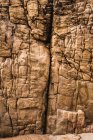 Acantilado rocoso áspero natural en la luz del sol - foto de stock