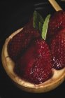 Gros plan sur un délicieux dessert rempli de crème et de fraises fraîches — Photo de stock