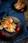 Pollo arrosto con cipolle, aglio; peperoni ed erbe aromatiche — Foto stock