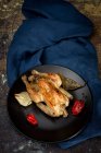 Жареная курица с луком, чесноком; перец и ароматические травы — стоковое фото