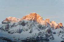 Pintoresca vista a las montañas blancas nevadas con destellos de sol en la naturaleza. - foto de stock