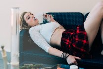 Junge Frau raucht einen Cannabis-Joint — Stockfoto