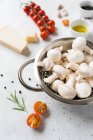 Weiße Pilze und Zutaten zum Kochen auf dem Tisch — Stockfoto