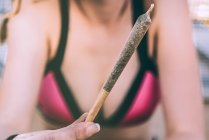 Femme tenant un joint de marijuana — Photo de stock