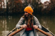 Frau segelt auf kleinem Boot — Stockfoto