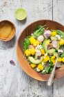 Blick von oben auf einen Salat mit Spinat, Mango und Avocado — Stockfoto