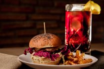 Leckere Burger mit Pommes auf Teller und einem Glas Cola — Stockfoto