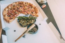 Марихуана або конопляна рослина і піца — стокове фото