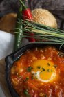 Смажене яйце з помідорами та червоним перцем на сковороді — стокове фото