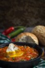 Spiegelei mit Tomaten, Paprika und Brot in der Pfanne — Stockfoto