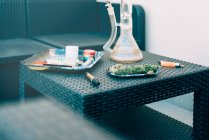Plante de marijuana avec dispositifs de fumage — Photo de stock